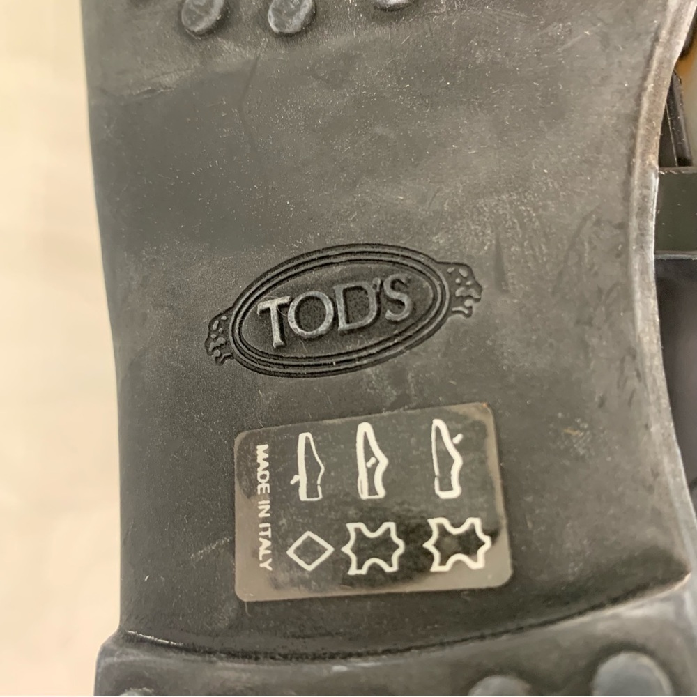 Tod’s Women’s Italian Black Patent Leather Silver Bar Accent Buckle Sandals! - Picture 10 of 11